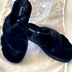 Kookaburra Ugg Furry Bedroom shoes size 9.  So cute and Cuddly New Without box